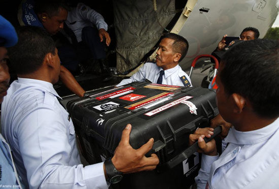 عکس: کشف جعبه‌ سیاه هواپیمای اندونزی