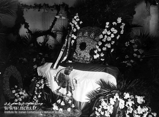 عکس: تشییع جنازه محمدعلی شاه در ایتالیا