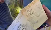 احمدی‌نژاد روی پاسپورت طرفدارش یادگاری نوشت!