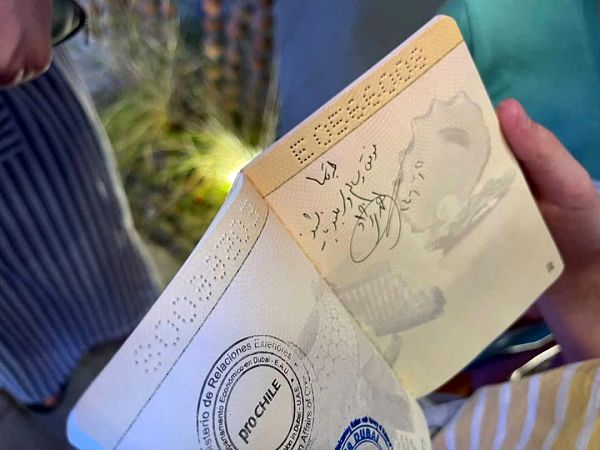 احمدی‌نژاد روی پاسپورت طرفدارش یادگاری نوشت!