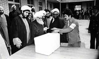 تصویری از پدر علی لاریجانی در حال رأی دادن