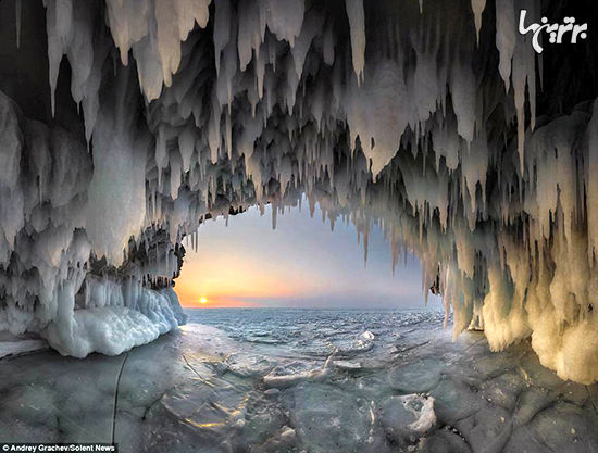 تصاویر خیره‌کننده از غار‌های یخی عمیق‌ترین دریاچه جهان