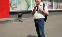 مردی که 10 سال است پا برهنه است!