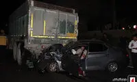 «دنا» زیر کامیون کمپرسی له شد
