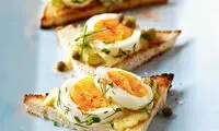 طرز تهیه بروشتا تخم‌ مرغ و سبزیجات