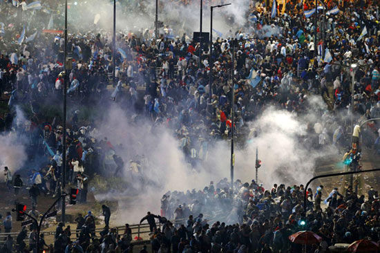 عکس: آشوب در پی شکست آرژانتین