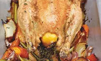 مرغ کبابی شکم‌پر با لیمو و سبزیجات تازه