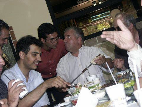 عکس: عادل و علی پروين در حال خوردن جگر!