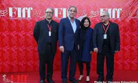 الیور استون و همسرش در کنار رضا میرکریمی