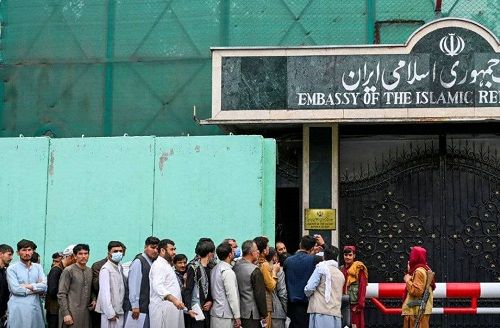 متقاضیان ویزا در مقابل سفارت ایران در کابل