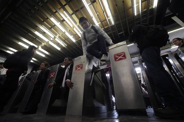 عکس:اعتراض عجیب به گران شدن بلیت مترو