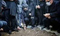 حضور سالار عقیلی بر سر مزار استاد شجریان