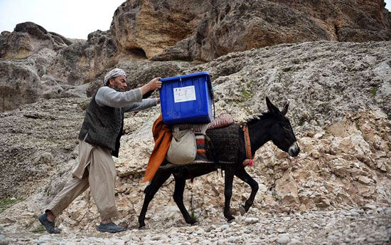 عکس: جابجایی صندوق آرا در افغانستان