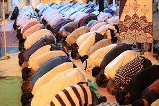 اقامه نماز به دور منزل رهبر شیعیان بحرین
