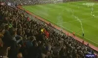 لحظه اصابت بمب دود زا به کمک داور