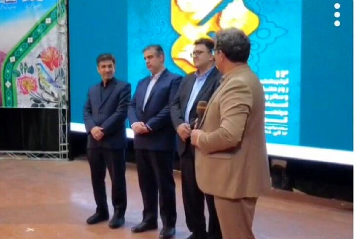   آقای استاندار به مادرش مدال هدیه داد 