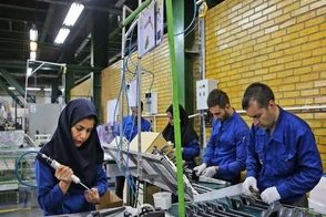 نوشته عجیب و غیرمنصفانه روی تابلو اعلانات یک کارخانه