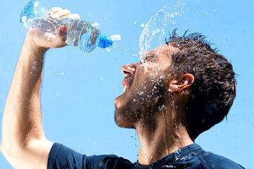 7 نشانه‌ که می‌گوید به اندازه کافی آب نمی‌نوشید