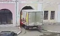 لحظه تصادف شدید یک کامیون با سقف تونل 