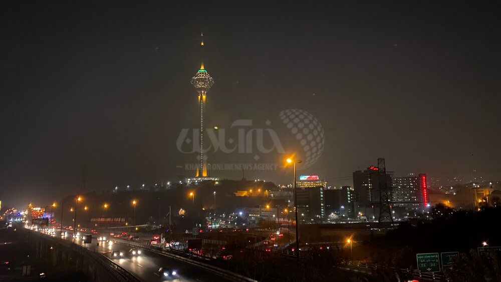 آلودگی شدید هوای تهران در نمای شب برج میلاد