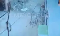 لحظه تکان‌دهنده فوت یک رهگذر به دلیل سقوط مصالح