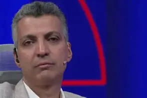 پلاکارد کنایه‌آمیز خطاب به عادل فردوسی‌پور در تجمعات شبانه!