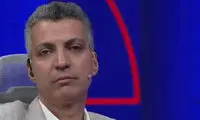 پلاکارد کنایه‌آمیز خطاب به عادل فردوسی‌پور در تجمعات شبانه!
