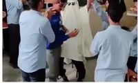 شادی دانش‌آموزان بابت میلیونی شدن صفحه مجازی معلم‌شان