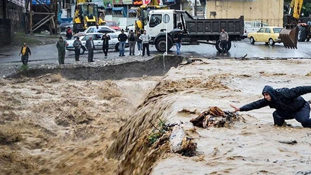 عملیات دلهره‌آور نجات یک راننده کامیون از وسط سیلاب 