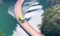 ویدئوی تماشایی عبور یک خودرو از روی پل شناور