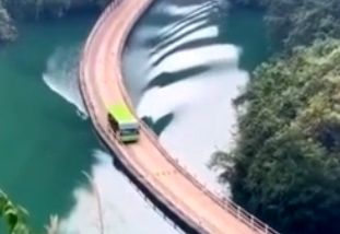 ویدئوی تماشایی عبور یک خودرو از روی پل شناور