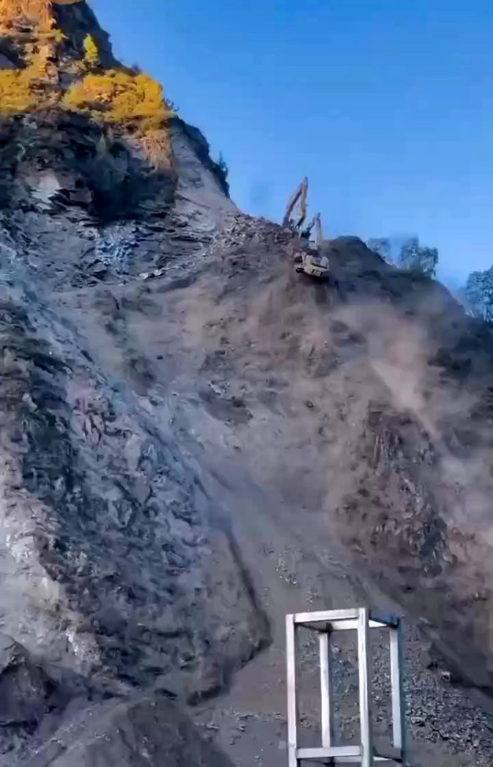 لحظه هولناک سقوط بیل مکانیکی از بالای کوه!