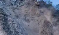 لحظه هولناک سقوط بیل مکانیکی از بالای کوه!