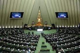پوشش عجیب نماینده تهران در جلسه علنی مجلس
