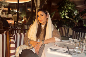 حال‌وهوای کریسمسیِ دختر رضا رشیدپور در یک کافه