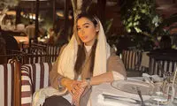 حال‌وهوای کریسمسیِ دختر رضا رشیدپور در یک کافه