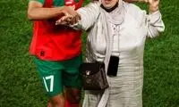 رقص بامزه بازیکن مراکش با مادرش بعد از صعود