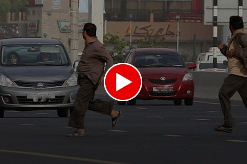 ویدیویی تکان‌دهنده از لحظه زیر گرفتن ۲۰ شهروند توسط راننده مجنون!