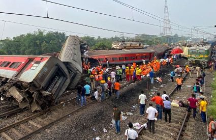 اولین تصاویر از اجساد کشته‌های تصادف قطار در هند