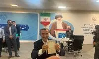 ژست احمدی‌نژاد، هنگام نشان دادن شناسنامه‌اش