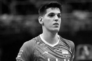 صحنه‌ای احساسی برای صابر کاظمی در ورودی فدراسیون والیبال