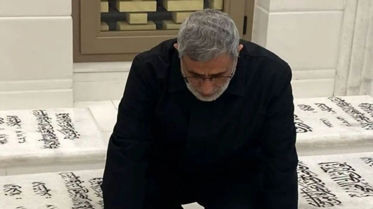 لحظه سلفی گرفتن با سردار قاآنی در فرودگاه نجف