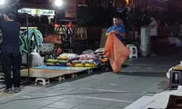 تصویر یک دستفروش با ماسک خاص در خیابان جلب توجه کرد