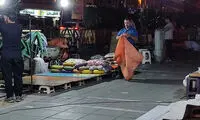 تصویر یک دستفروش با ماسک خاص در خیابان جلب توجه کرد