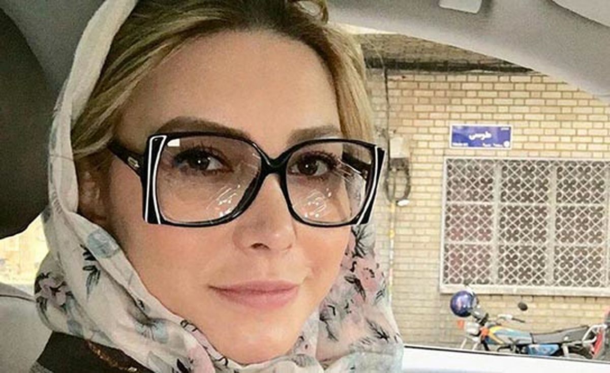 وقتی خانم بازیگر وسط خاطره‌گویی، ناخواسته ماشین لاکچری‌شو لو داد!