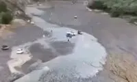 فرار لحظه آخری مردم از سیل ناگهانی استهبان 