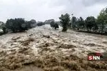 قایق‌سواری مردم رشت وسط خیابان‌های آب‌گرفته