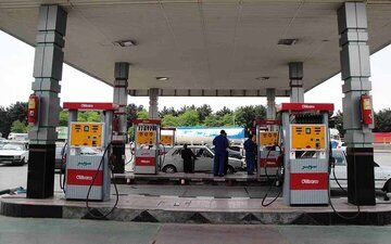 صف عجیب و طولانی بنزین در خیابان عباس آباد
