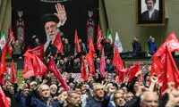 نمایندگان پرچم به دوش وارد صحن مجلس شدند