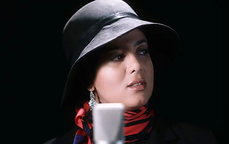 ژست خواننده خانم ایرانی در یک پیک‌نیک شیک
